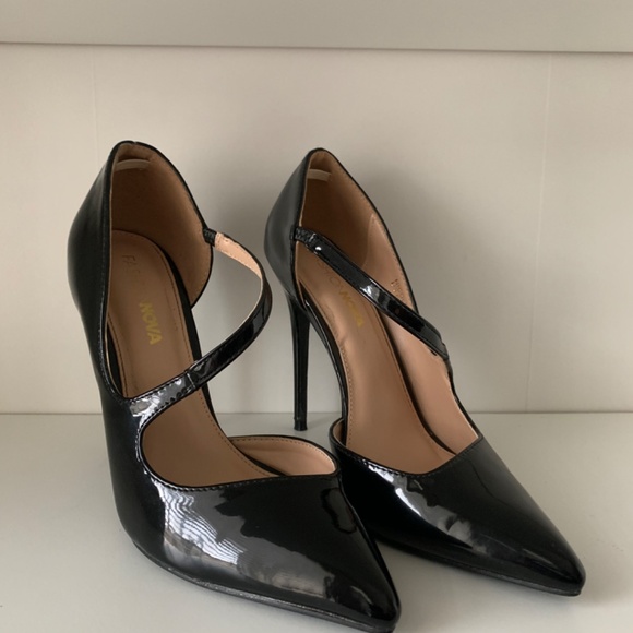 Black parent pumps with cross strap detail - Picture 3 of 3